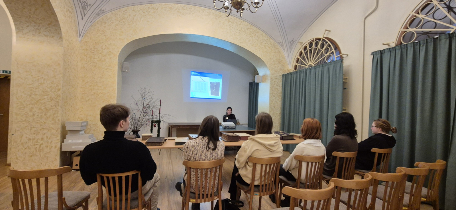 Krāsaina bilde, LNA bibliotēkā LU studenti iepazīstas ar Vidzemes bruņniecības seniespiedumiem