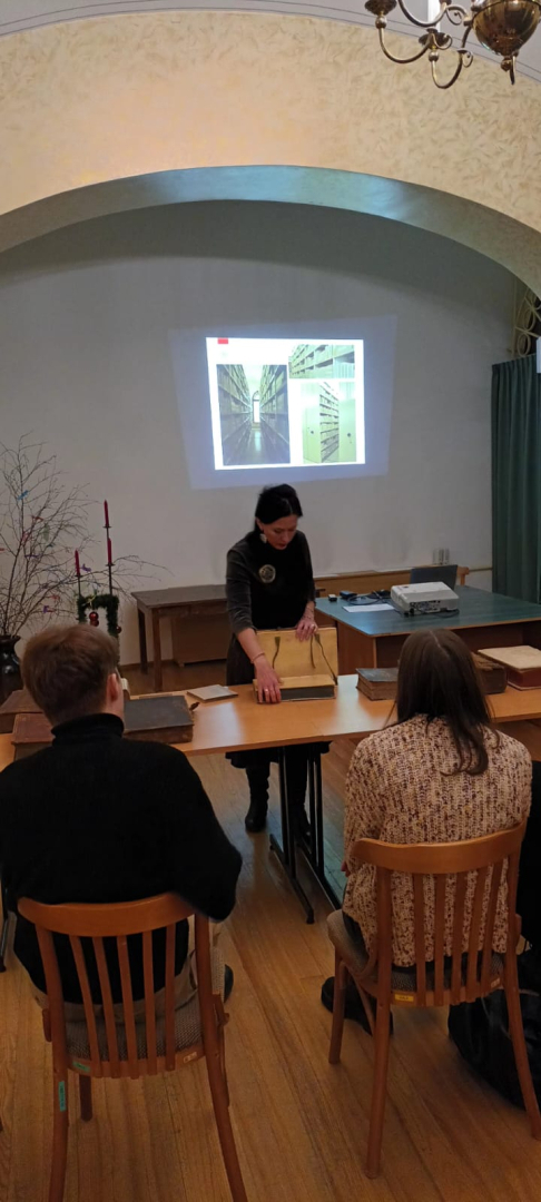 Krāsaina bilde, LNA bibliotēkā LU studenti iepazīstas ar Vidzemes bruņniecības seniespiedumiem