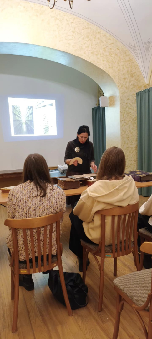 Krāsaina bilde, LNA bibliotēkā LU studenti iepazīstas ar Vidzemes bruņniecības seniespiedumiem
