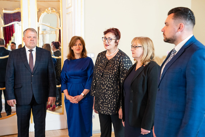 Krāsaina bilde, Latvijas Republikas Saeimas dāvinājuma pasniegšana Latvijas skolām Latvijas Republikas neatkarības atjaunošanas 35.gadadienā. Foto: Ieva Ābele, Saeima