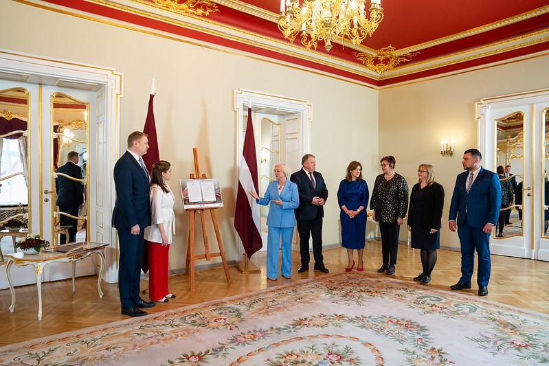 Krāsaina bilde, Latvijas Republikas Saeimas dāvinājuma pasniegšana Latvijas skolām Latvijas Republikas neatkarības atjaunošanas 35.gadadienā. Foto: Ieva Ābele, Saeima