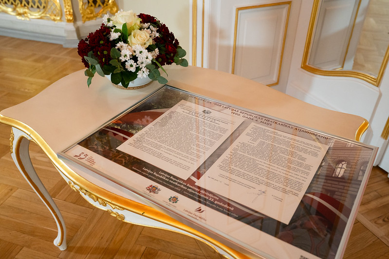 Krāsaina bilde, Latvijas Republikas Saeimas dāvinājuma pasniegšana Latvijas skolām Latvijas Republikas neatkarības atjaunošanas 35.gadadienā. Foto: Ieva Ābele, Saeima