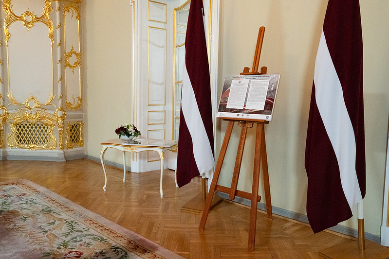 Krāsaina bilde, Latvijas Republikas Saeimas dāvinājuma pasniegšana Latvijas skolām Latvijas Republikas neatkarības atjaunošanas 35.gadadienā. Foto: Ieva Ābele, Saeima