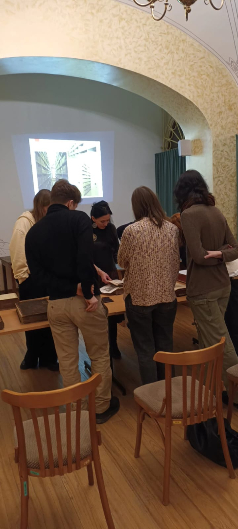 Krāsaina bilde, LNA bibliotēkā LU studenti iepazīstas ar Vidzemes bruņniecības seniespiedumiem