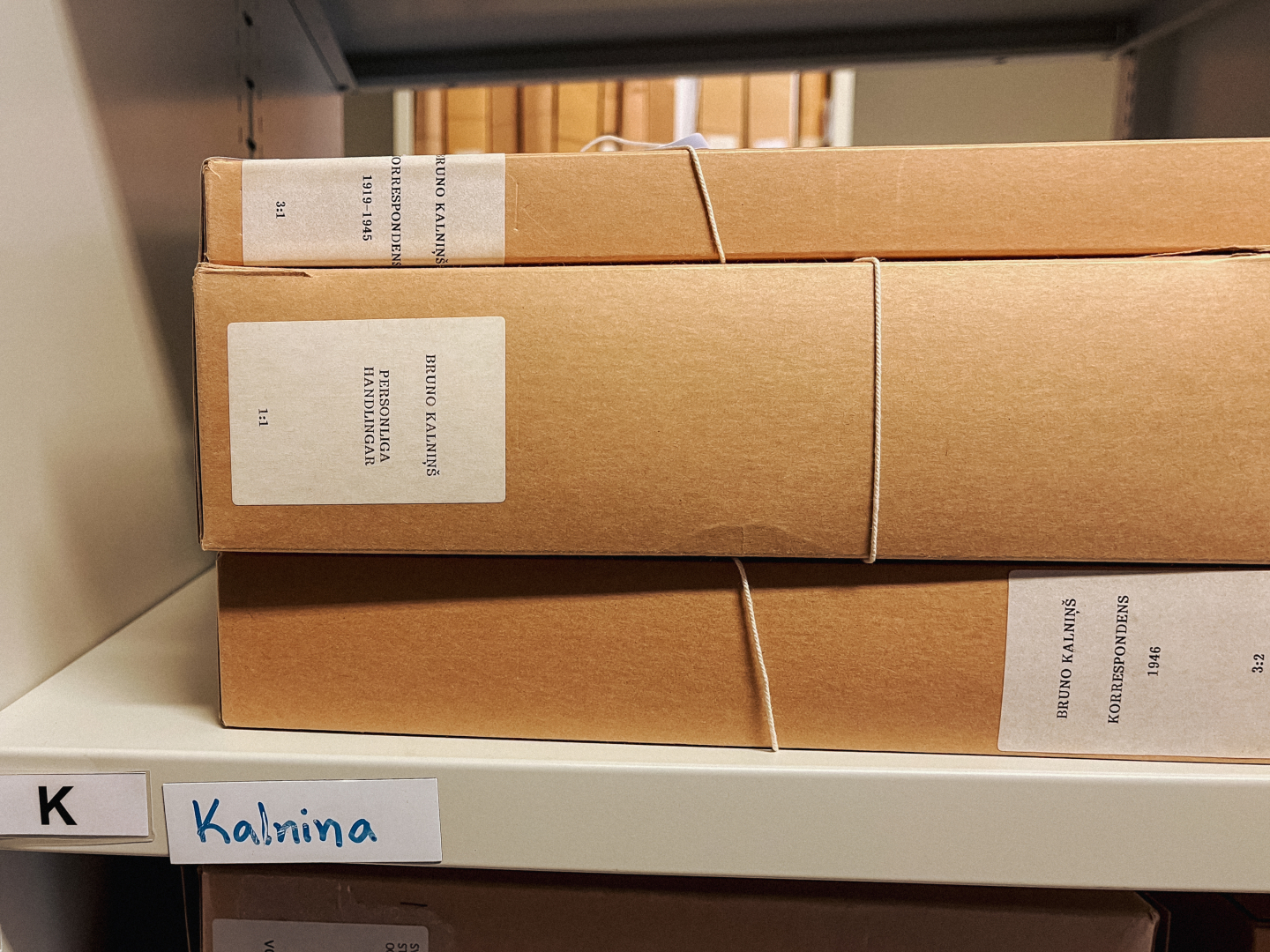 Krāsaina bilde, Kalniņa Strādniecības arhīva kastes
