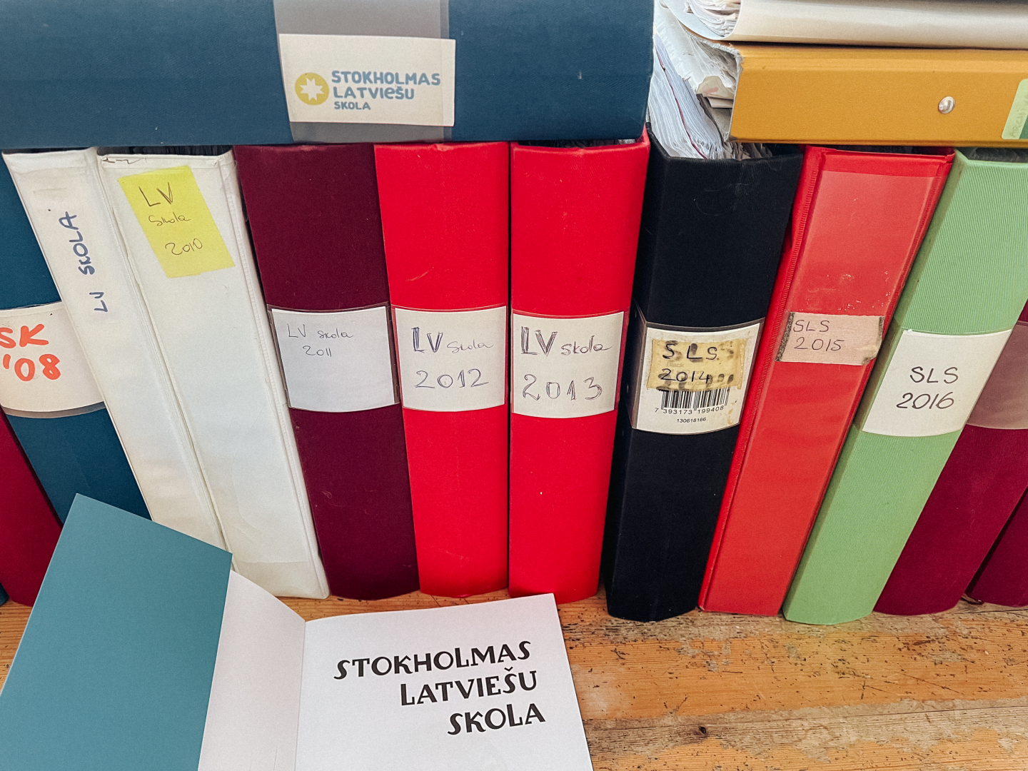 Krāsaina bilde, Stokholmas latviešu skolas arhīva materiāli