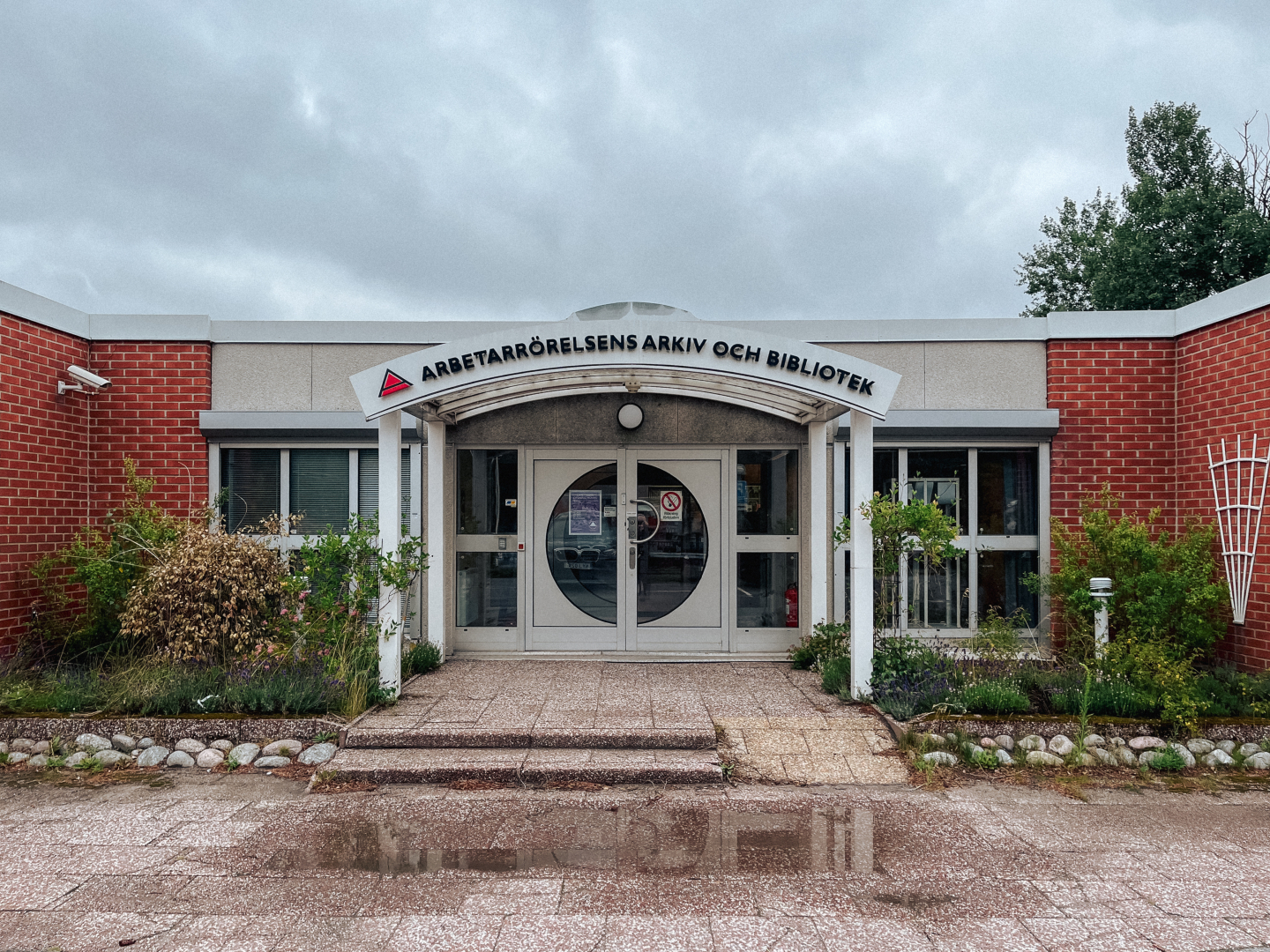 Krāsaina bilde, Strādniecības arhīva ieeja