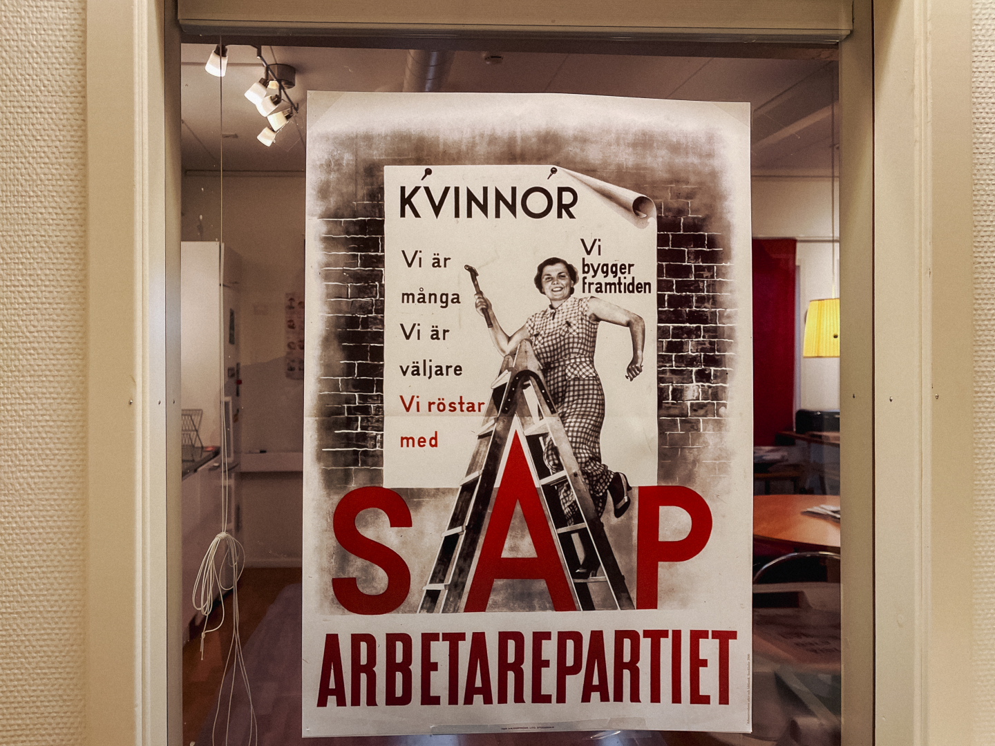 Krāsaina bilde, Strādniecības arhīva partijas plakāts