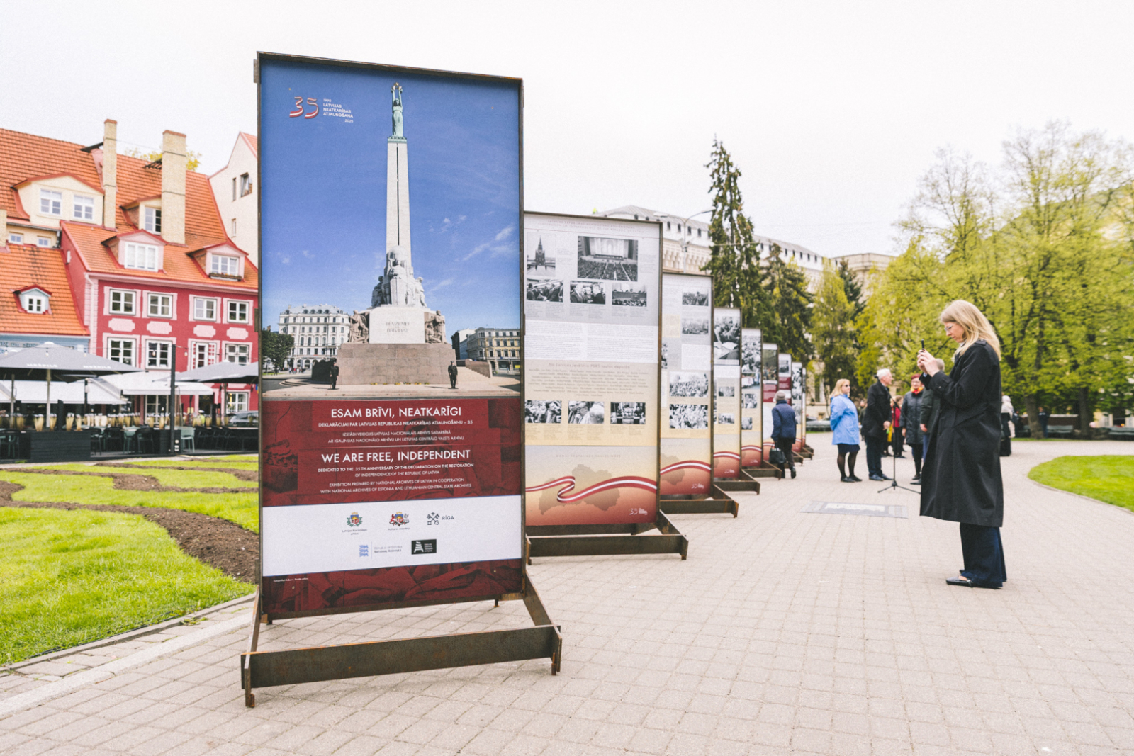 Krāsaina bilde, LNA izstādes "Esam brīvi, neatkarīgi” atklāšana – atzīmējot deklarācijas “Par Latvijas Republikas neatkarības atjaunošanu” 35. gadadienu, Foto: Oskars Artūrs Upenieks, KM