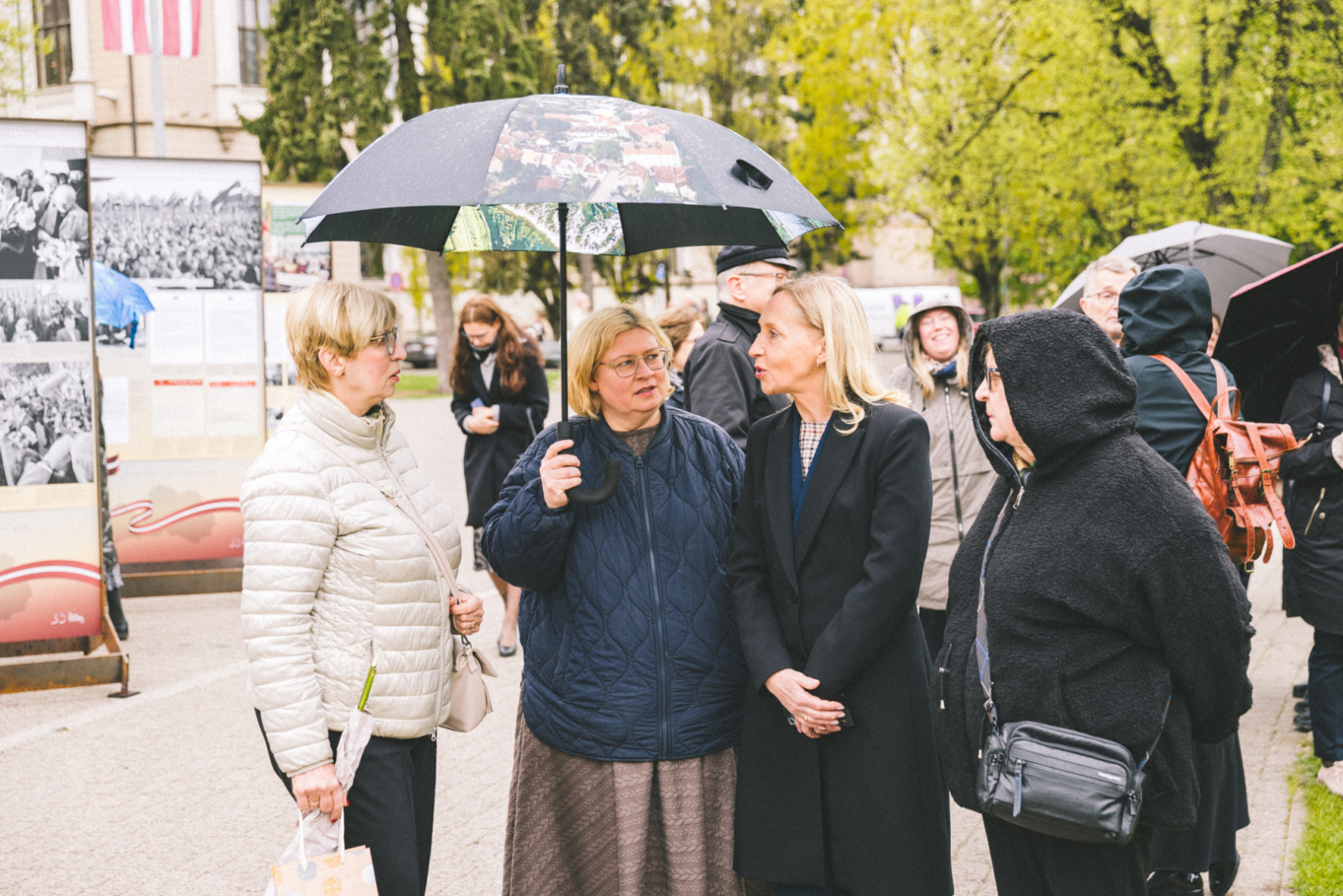 Krāsaina bilde, LNA izstādes "Esam brīvi, neatkarīgi” atklāšana – atzīmējot deklarācijas “Par Latvijas Republikas neatkarības atjaunošanu” 35. gadadienu, Foto: Oskars Artūrs Upenieks, KM