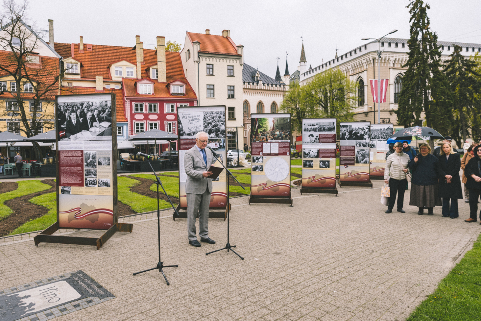 Krāsaina bilde, LNA izstādes "Esam brīvi, neatkarīgi” atklāšana – atzīmējot deklarācijas “Par Latvijas Republikas neatkarības atjaunošanu” 35. gadadienu, Foto: Oskars Artūrs Upenieks, KM