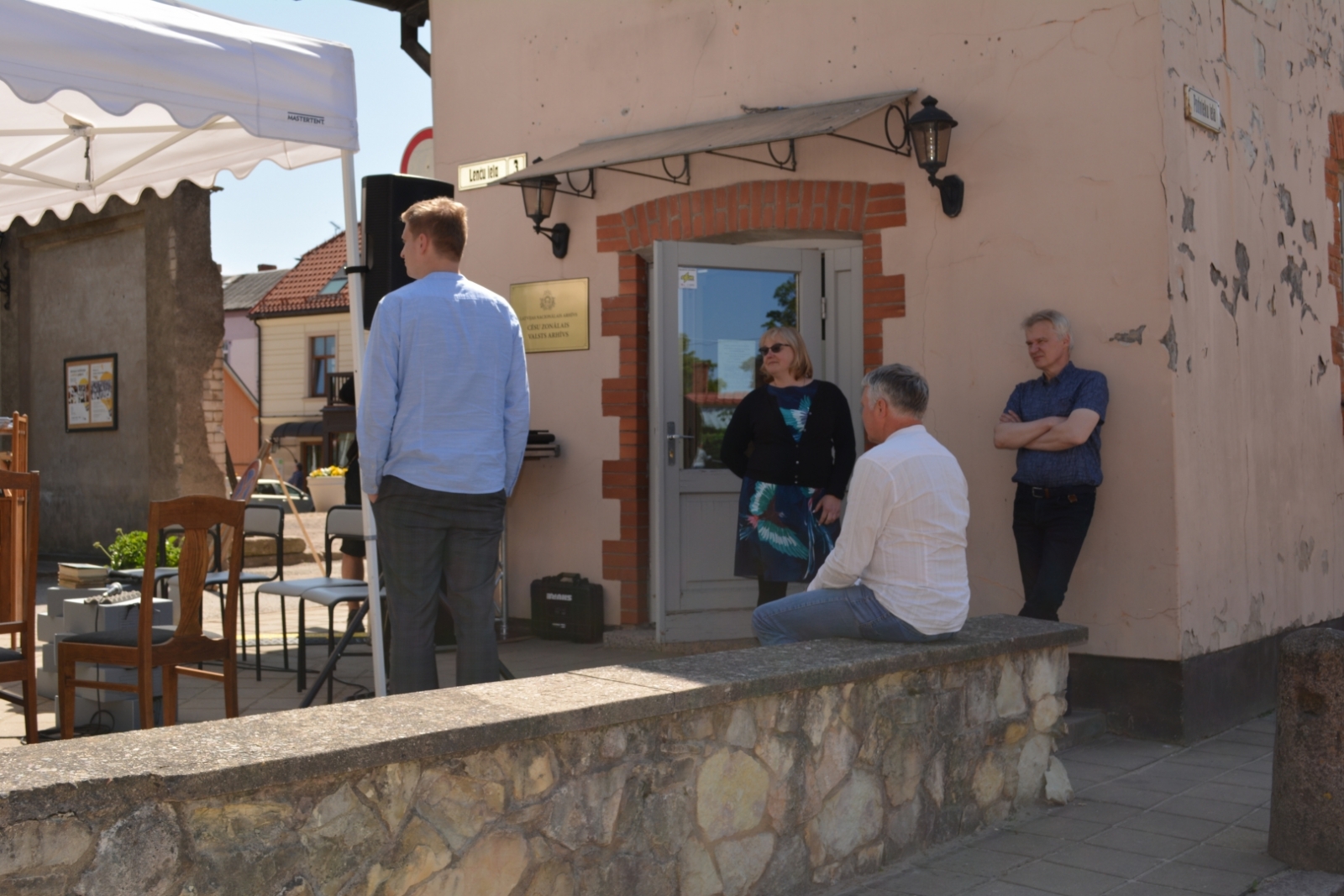 Krāsaina bilde, LNA darbinieki gaida diskusijas sākumu