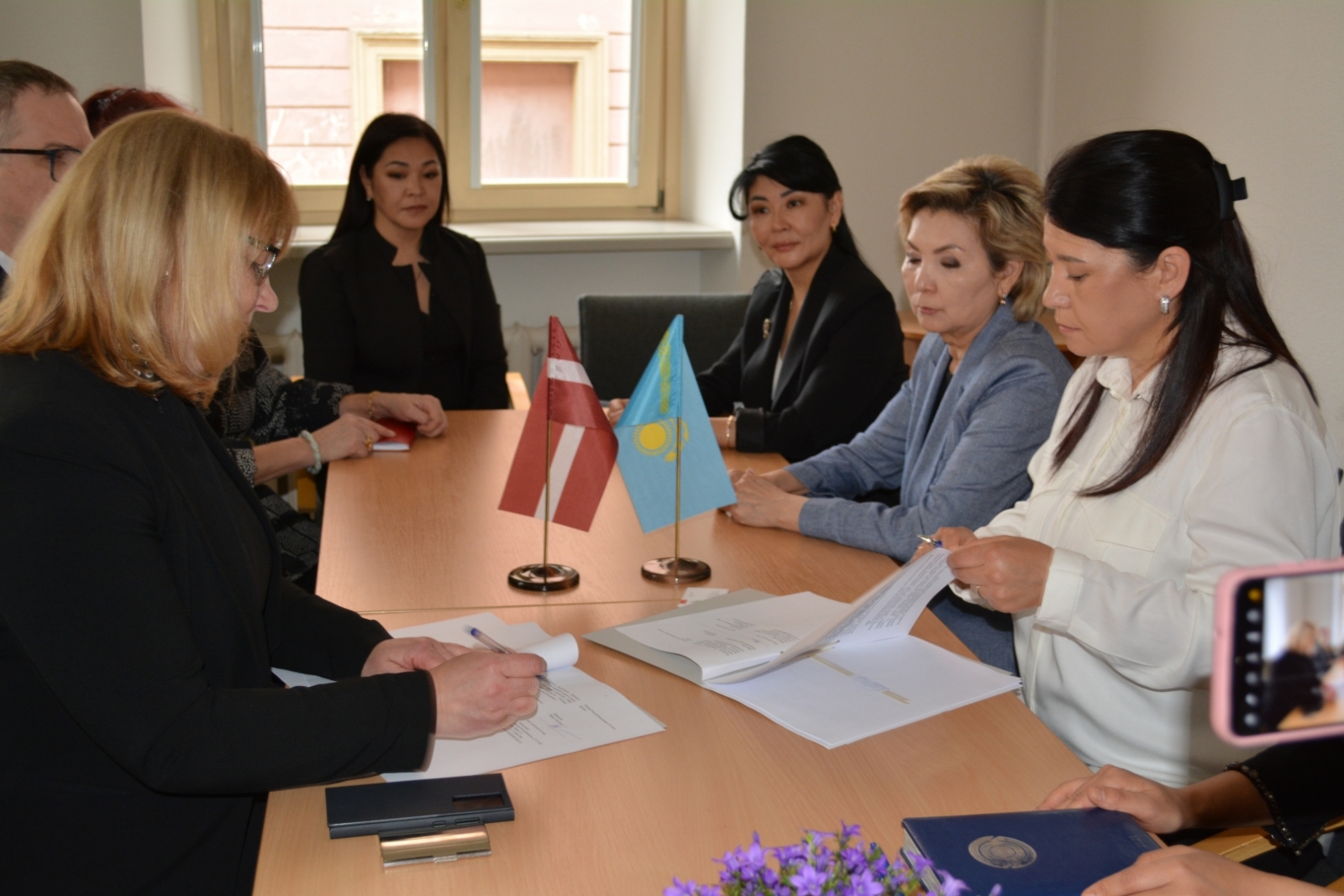 Kazahstānas delegācijas vizīte Latvijas Nacionālajā arhīvā, memoranda parakstīšana