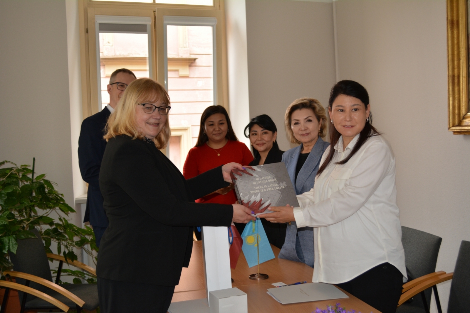 Kazahstānas delegācijas vizīte Latvijas Nacionālajā arhīvā, memoranda parakstīšana