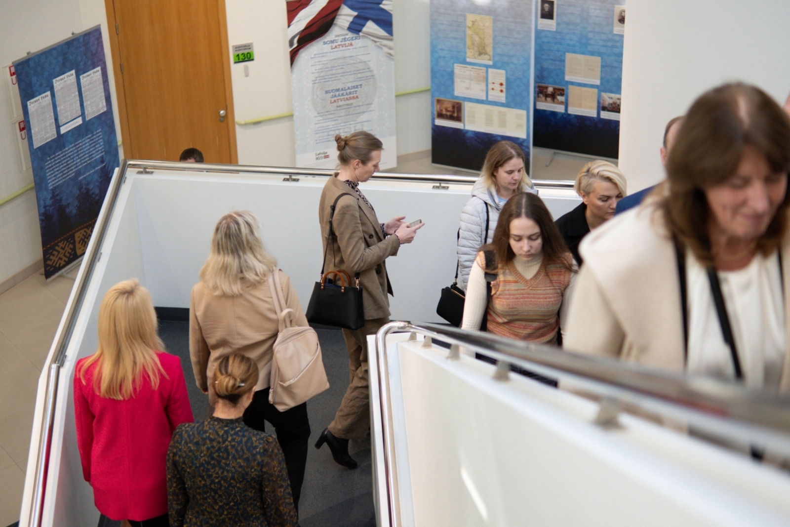 Krāsaina bilde, izstādes "Somu jēgeri Latvijā" atklāšanas pasākums Daugavpils universitātē. Foto: Anžela Spiridonova, Chayka.lv