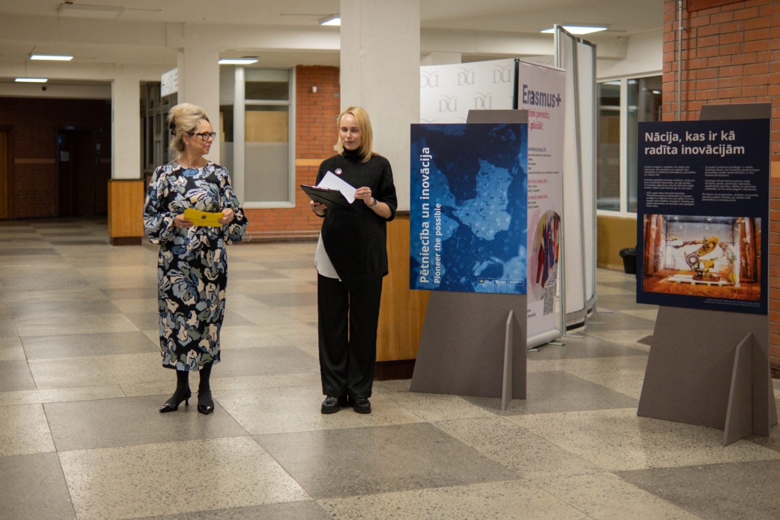 Krāsaina bilde, izstādes "Somu jēgeri Latvijā" atklāšanas pasākums Daugavpils universitātē. Foto: Anžela Spiridonova, Chayka.lv