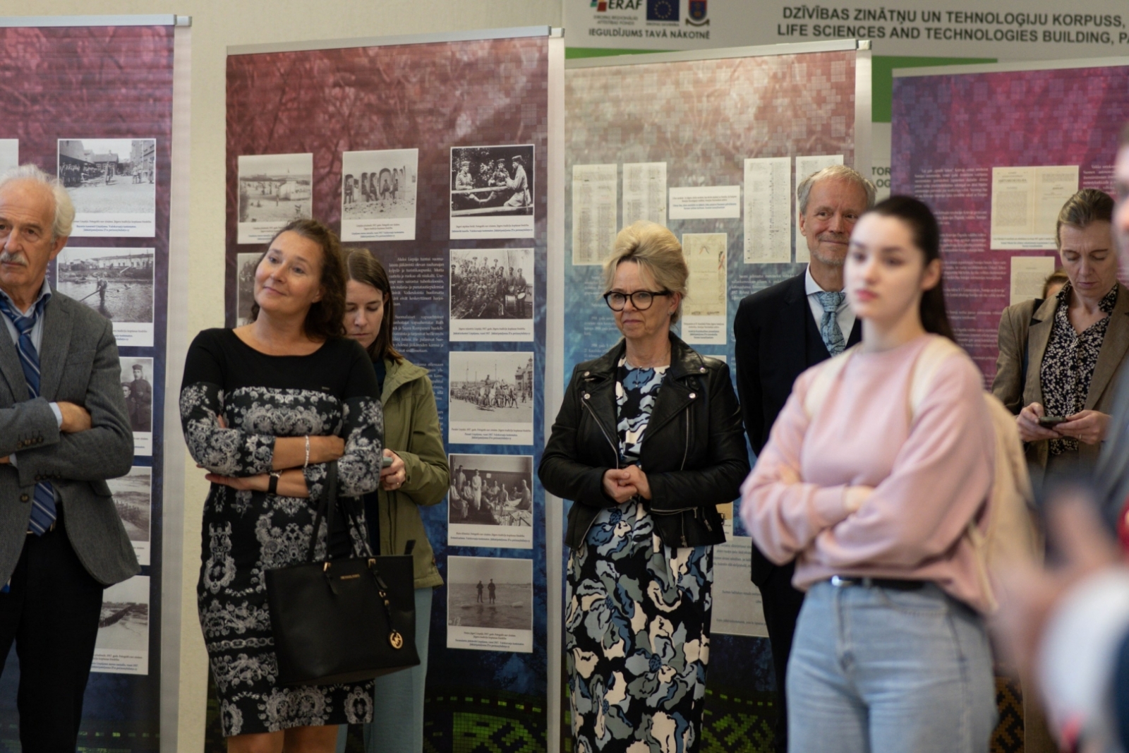 Krāsaina bilde, izstādes "Somu jēgeri Latvijā" atklāšanas pasākums Daugavpils universitātē. Foto: Anžela Spiridonova, Chayka.lv