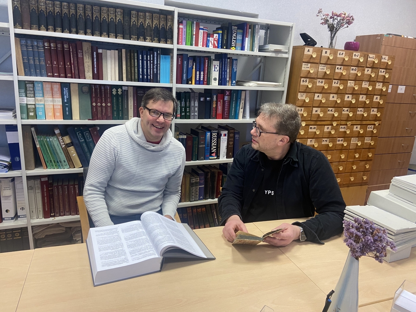 LNA Speciālo bibliotēku apmeklēja un ar izdevumu iepazinās teologi Vilis Kolms un Uģis Sildegs