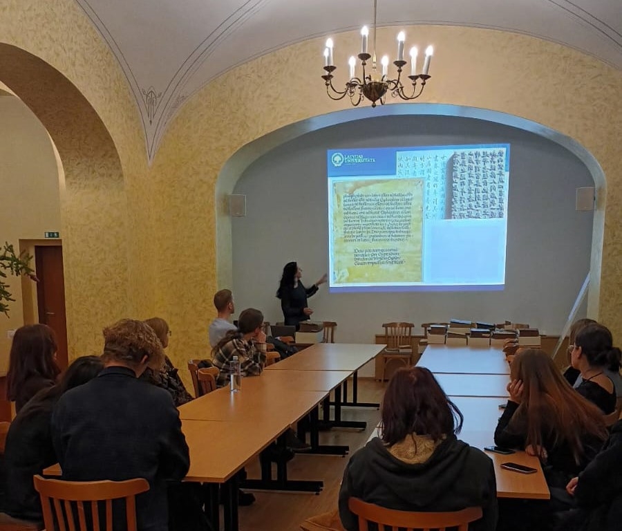 Krāsaina bilde, LNA bibliotēkās vadītāja Rita Bogdanova iepazīstina LU studentus ar LNA bibliotēkas krājumu