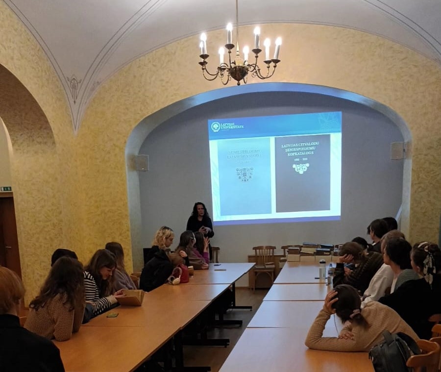 Krāsaina bilde, LNA bibliotēkās vadītāja Rita Bogdanova iepazīstina LU studentus ar LNA bibliotēkas krājumu