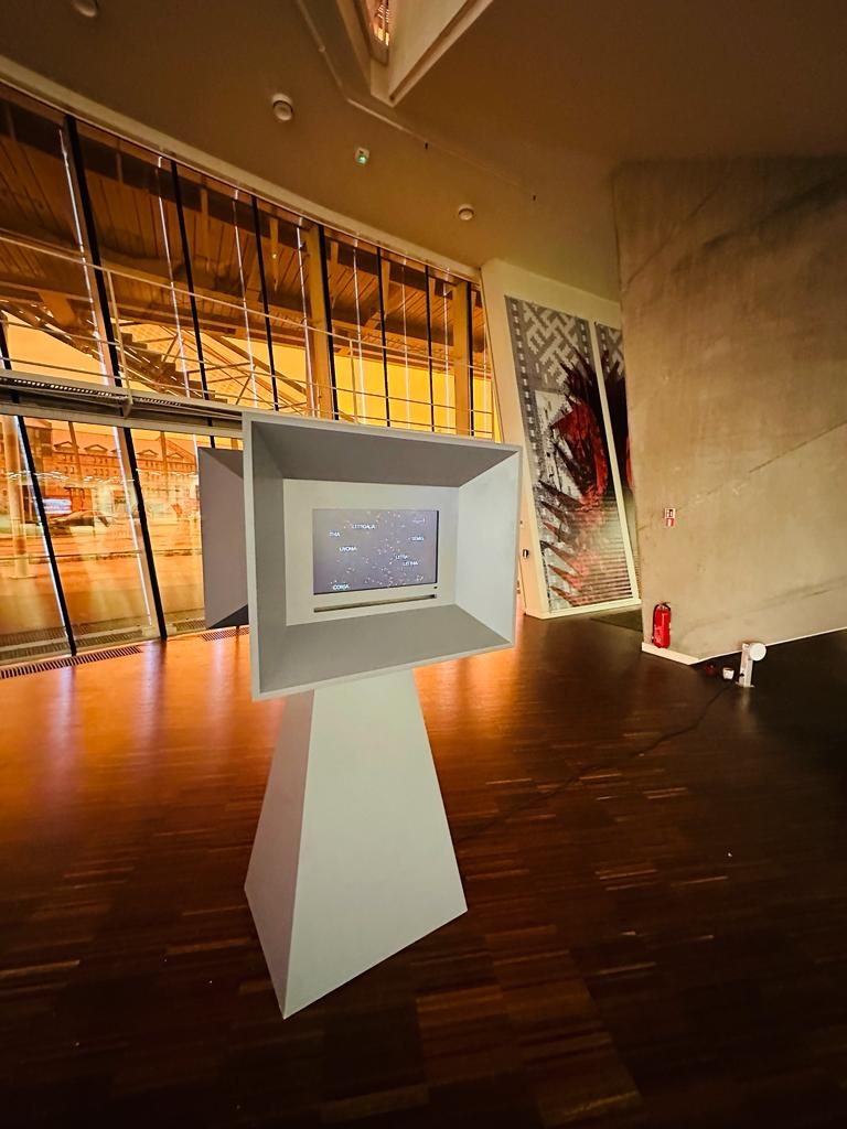 Krāsaina bilde, “Ir Latvija. Ir Latvija brīva” prezentēta Liepājas koncertzāles mākslas telpā “Civita Nova”, izstādes ekspozīcija