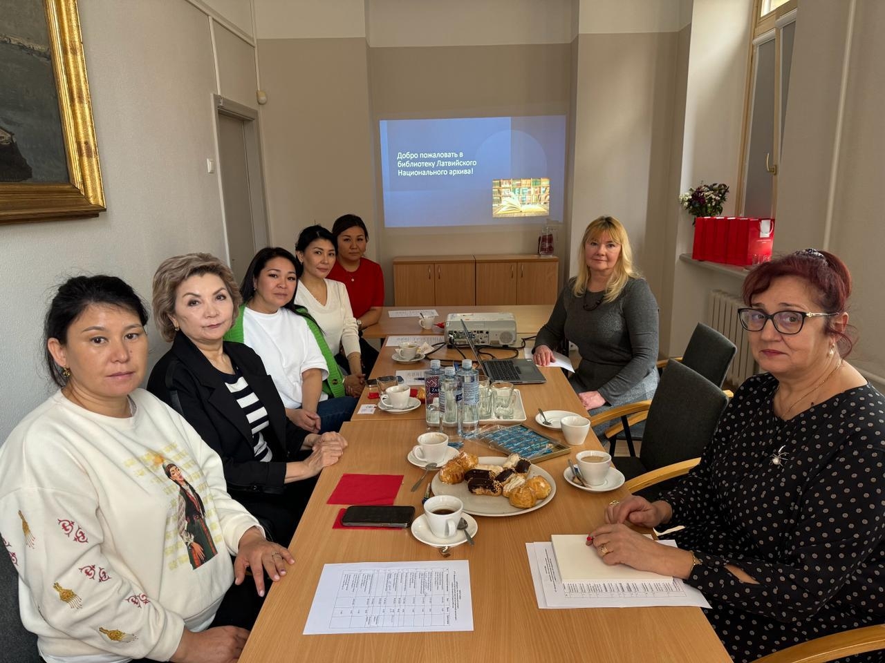 Kazahstānas delegācijas vizīte Latvijas Nacionālajā arhīvā, iepazīšanās ar bibliotēkas krājumu