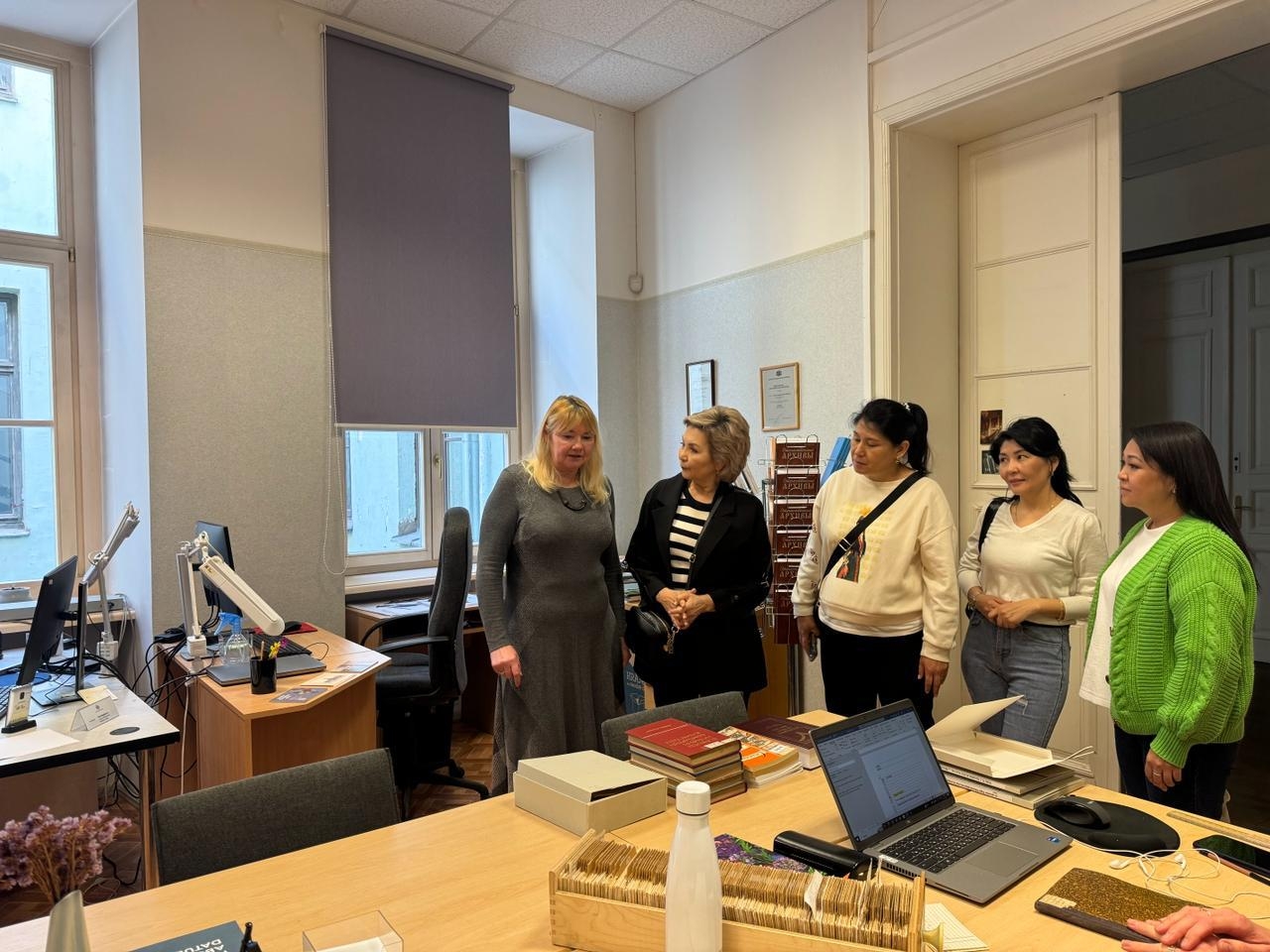 Kazahstānas delegācijas vizīte Latvijas Nacionālajā arhīvā, bibliotēkas apmeklējums