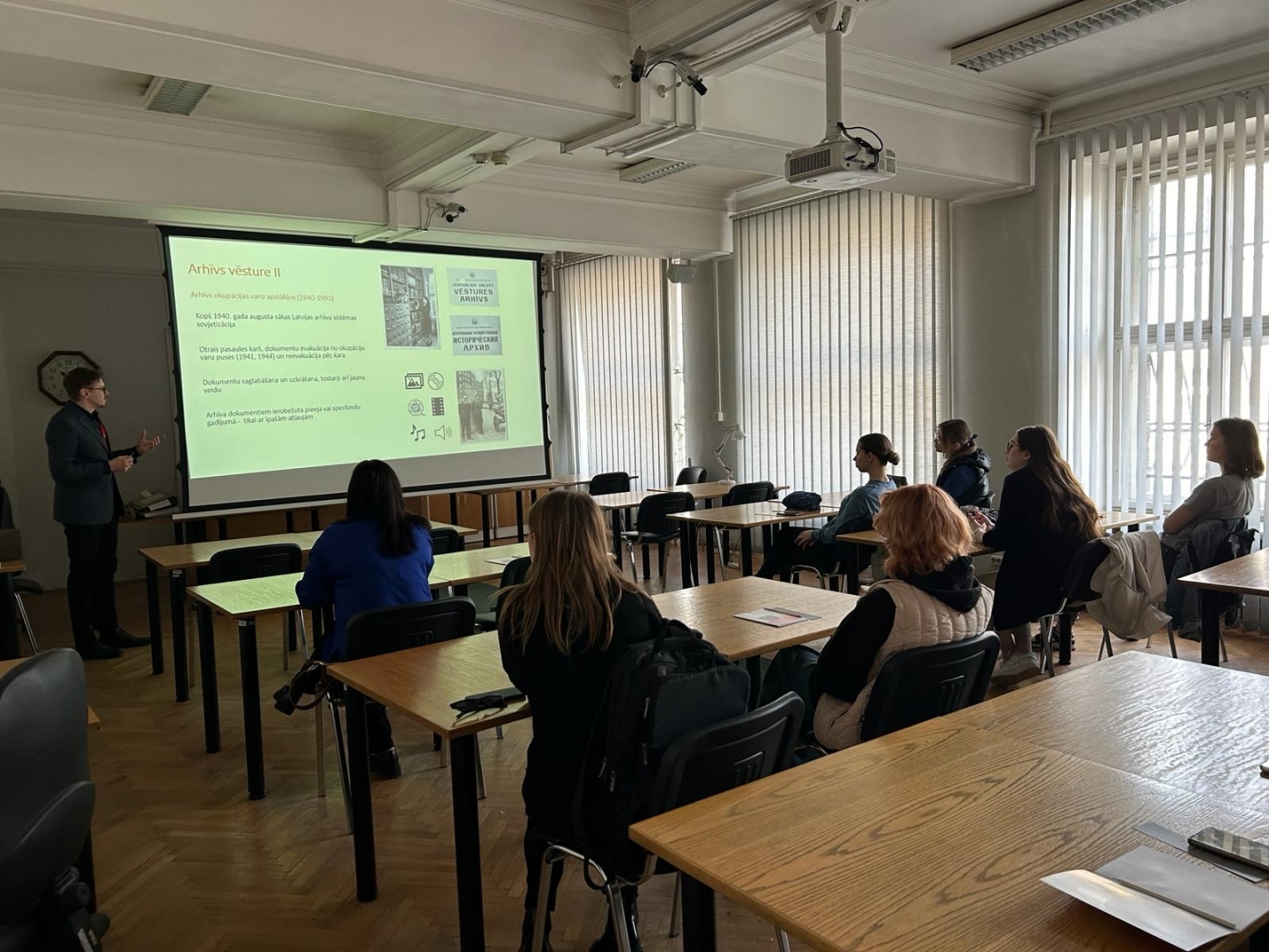 Krāsains foto, izstādes atklāšanā, skolēni un citi interesenti starp ekspozīcijas fotogrāfijāmKrāsaina bilde, LNA atvērto durvju dienu pasākumā pulcē studentus