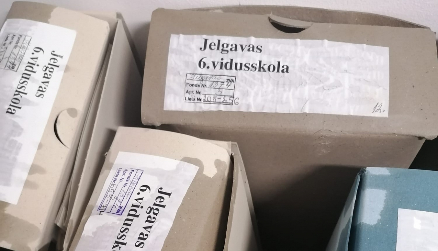 Krāsaina bilde, lietus ūdens sabojātās Zemgales RA glabātuvēs izmirkušās dokumentu mapes