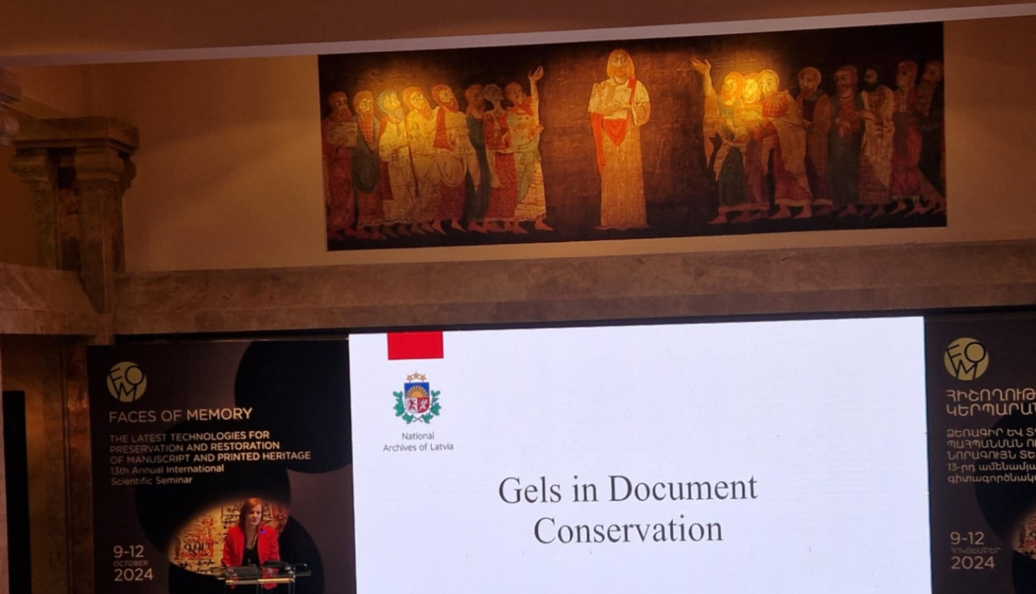 Krāsaina bilde, Inga Šteingolde prezentē LNA pieredzi gelu lietošanas tehnikas izmantošanā arhīva dokumentu konservācijā starptautiskā konferencē Erevānā