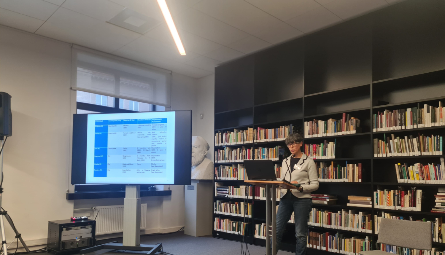 Krāsaina bilde, Latvijas Nacionālā arhīva Dokumentu publikāciju un popularizēšanas nodaļas vadošās pētnieces Inetas Lipšas uzstāšanās Viļņā starptautiskajā konferencē “Impēriskās pieredzes par vardarbību ģimenē: noziegumi un kriminoloģija 19.-20. gadsimtā”