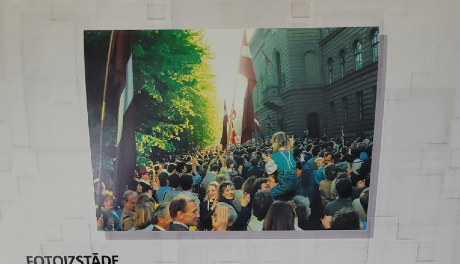 Izstādes afiša, uzraksts "Deklarācija par Latvijas Republikas neatkarības atjaunošanu", divas fotogrāfijas no izstādes