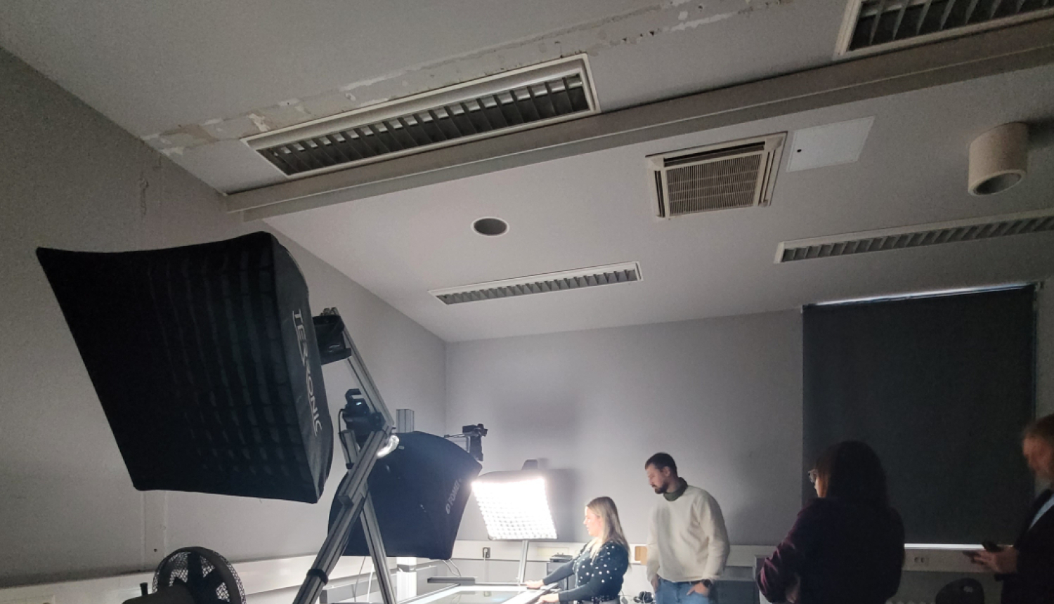 Krāsaina bilde, digitalizācijas galds ar lampām un darbiniekiem