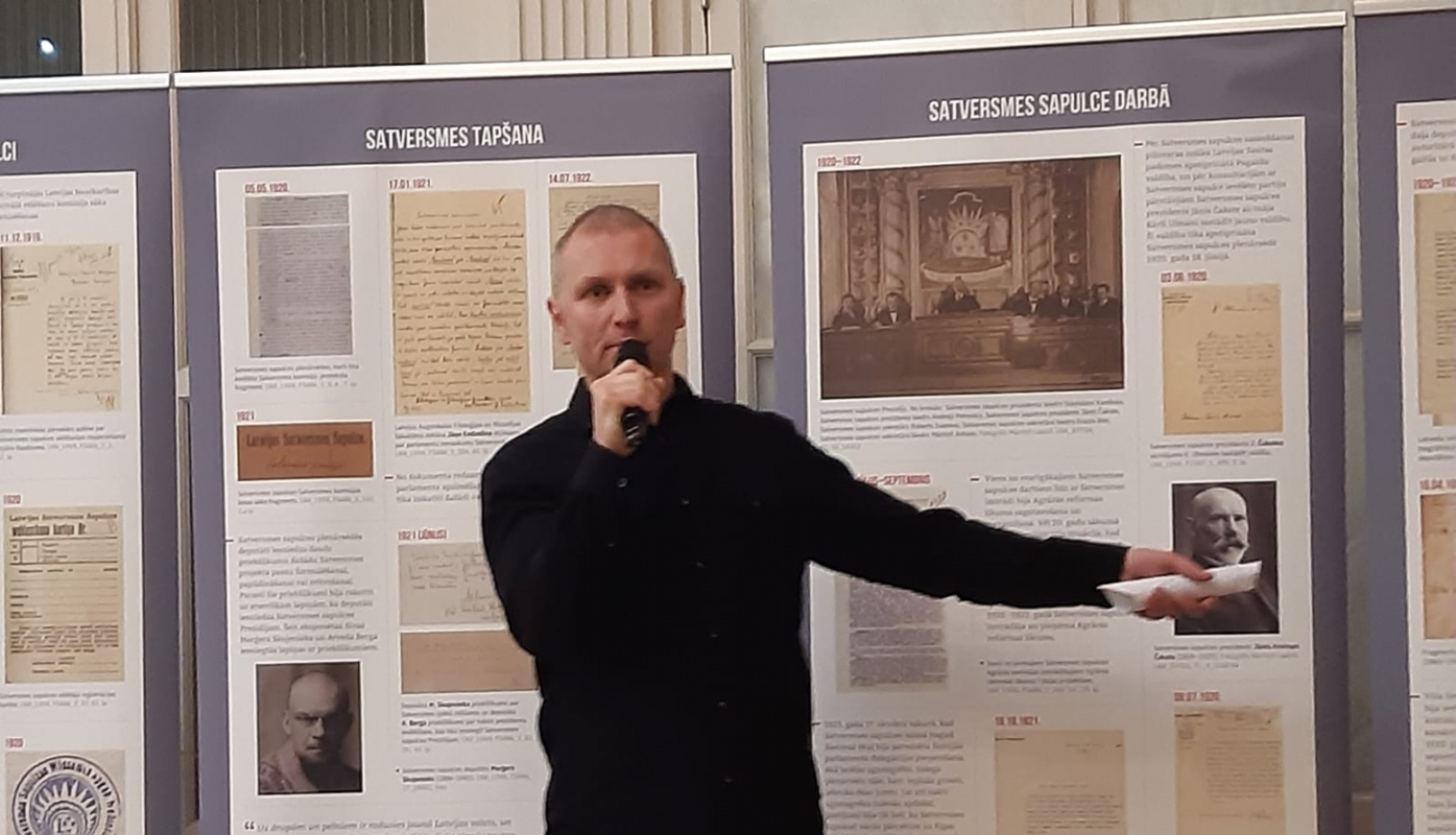 Krāsaina bilde, Gints Zelmenis prezentē LNA izstādi skolotājiem