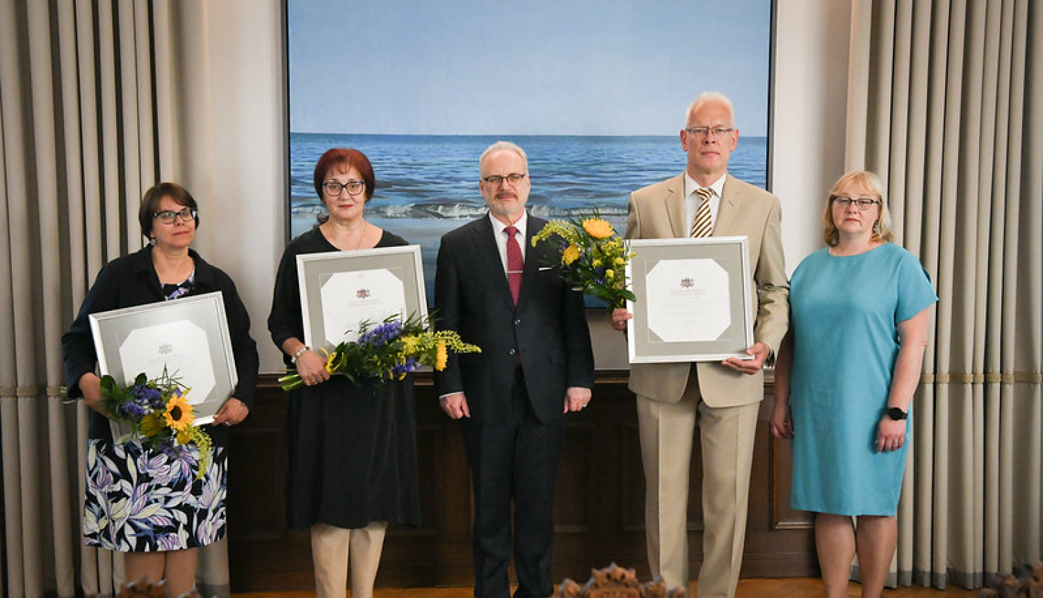 Krāsaina bilde, no kreisās Cildinājuma raksta saņēmējas Antra Mazūra un Meldra Usenko, Valsts prezidents Eglīs Levits, cildinājuma raksta saņēmējs Ainārs Lerhs un LNA direktore Māra Sprūdža