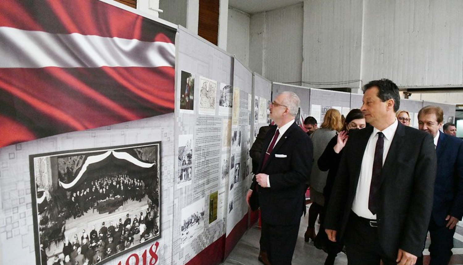 Latvijas prezidents Egīls Levits apskata izstādi