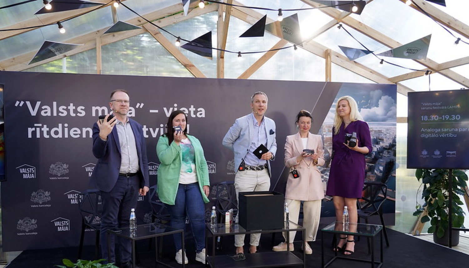 Krāsaina bilde, Analoga saruna par nākotnes digitālo vērtību, diskusijas brīdis uz Valsts mājas skatuves