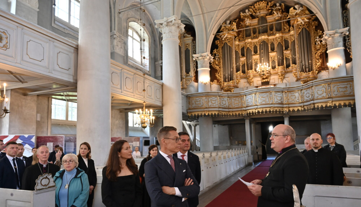 Krāsaina bilde, Somijas prezidenta vizītes programmas ietvaros Liepājā iepazinās ar LNA izstādi “Somu jēgeri Latvijā”