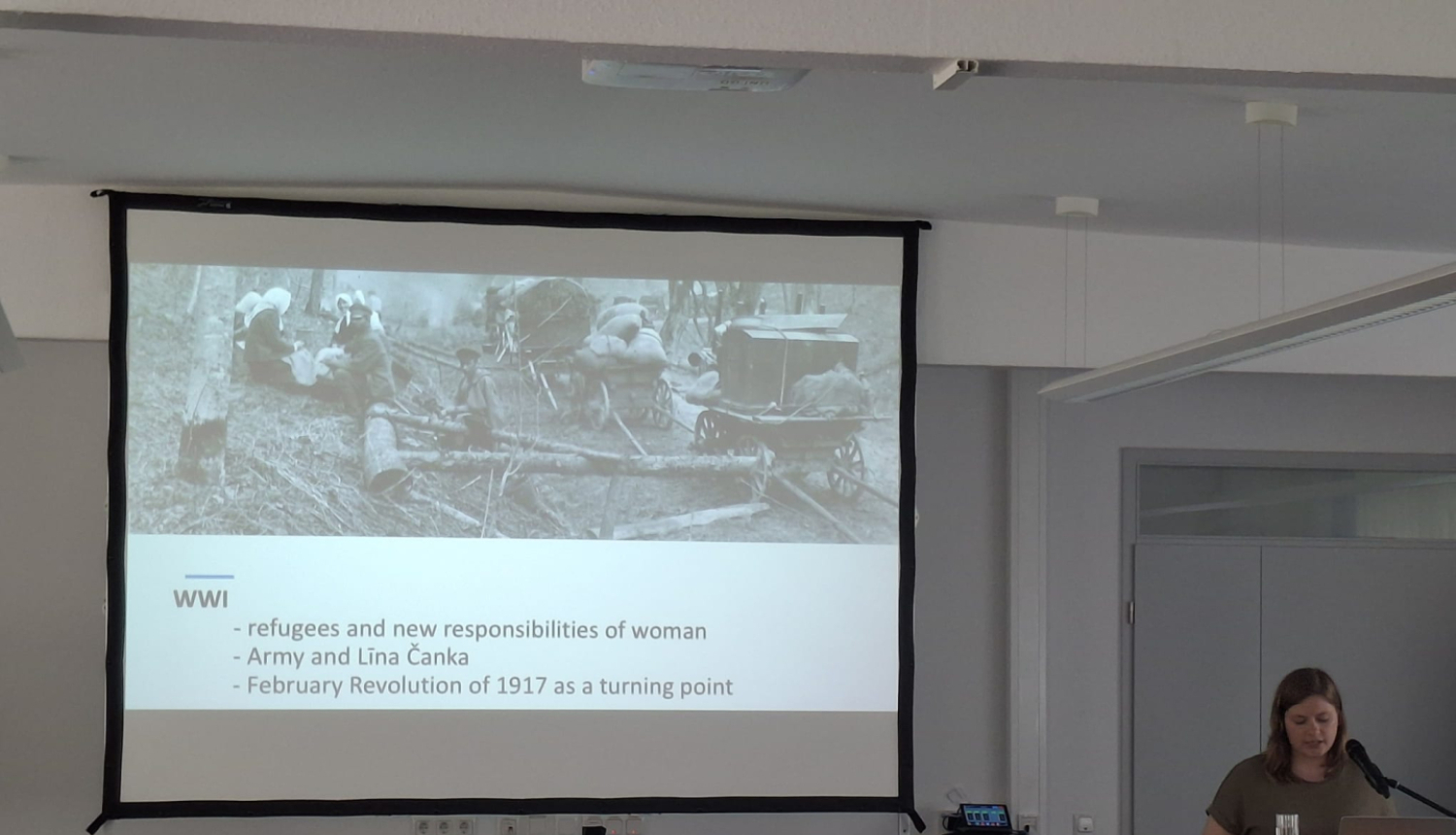 Krāsaina bilde, Latvijas Nacionālā arhīva vadošā pētniece Aiga Bērziņa-Kite uzstājas 77. Baltijas Vēstures komisijas ikgadējā konferencē 