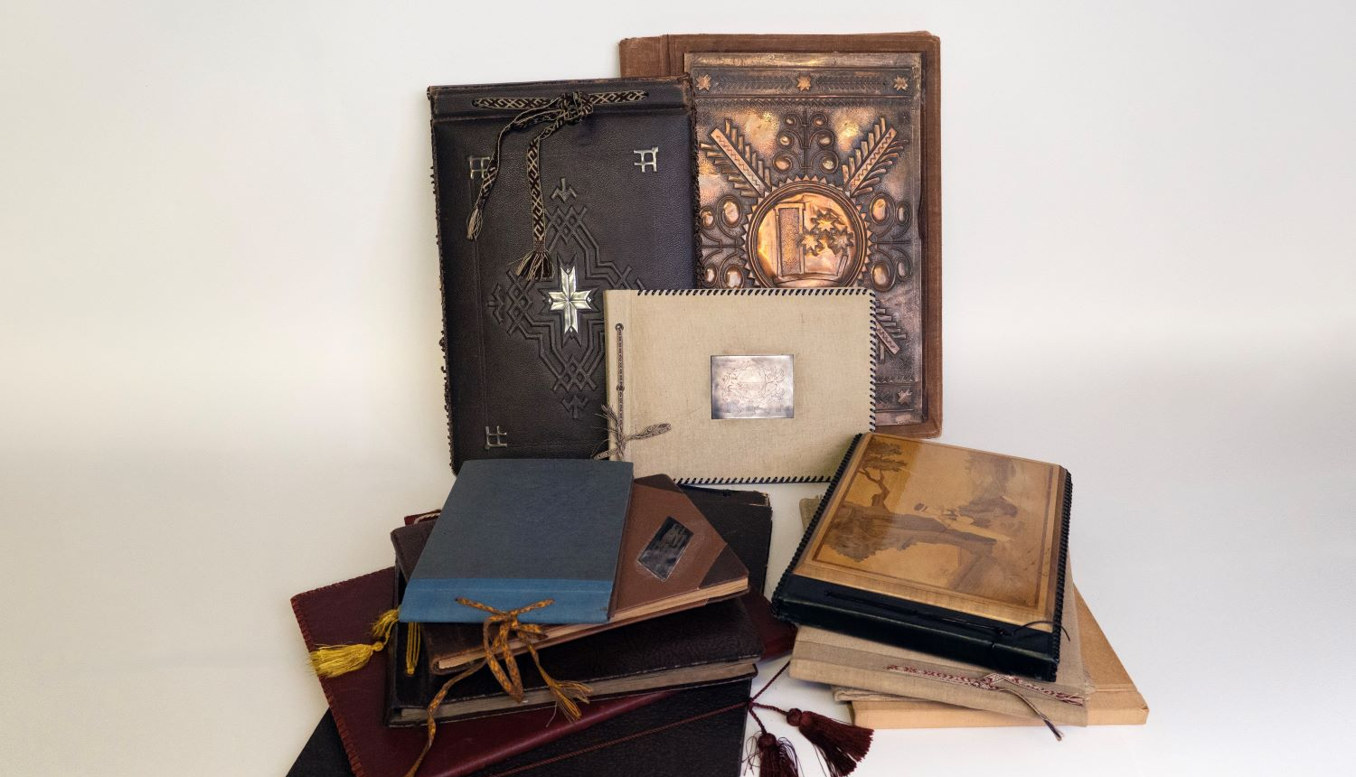 Krāsaina bilde, attēls no UNESCO programmas “Pasaules atmiņa” Latvijas nacionālajā reģistrā iekļauta Latvijas Nacionālā arhīva albumu kolekcijas