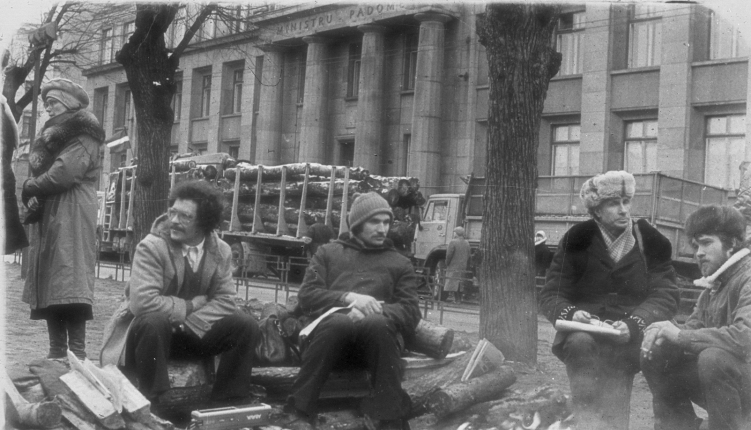 Melnbalta bilde, Barikāžu dalībnieki un smagā tehnika pie Latvijas Republikas Ministru Padomes ēkas. Rīga, 1991. gada 14.–19. janvāris. Fotogrāfs A. Elksnis. LNA