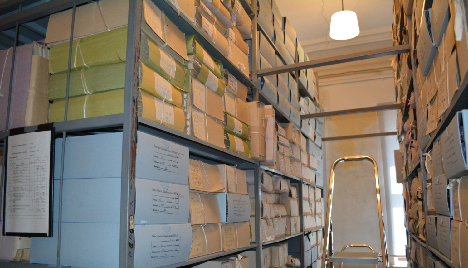 Krāsiana bilde, LNA krātuve, plaukti, glabājamās vienības, trepes