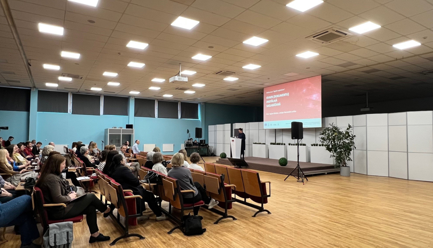 Krāsaina bilde, LNA Digitālās saglabāšanas seminārs, uzstājas LNA direktora vietniece Ingūna Slaidiņa