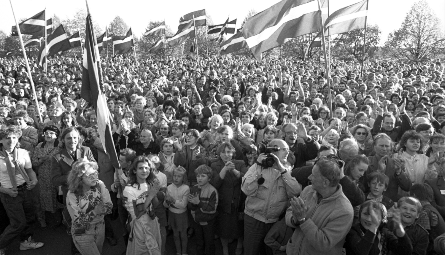 Melnbalta bilde, Pēc Latvijas PSR Augstākās Padomes deklarācijas “Par Latvijas Republikas neatkarības atjaunošanu” pieņemšanas. Rīga, 1990. gada 4. maijs. Fotogrāfi B. Koļesņikovs  un M. Bērsons. Latvijas Nacionālais arhīvs