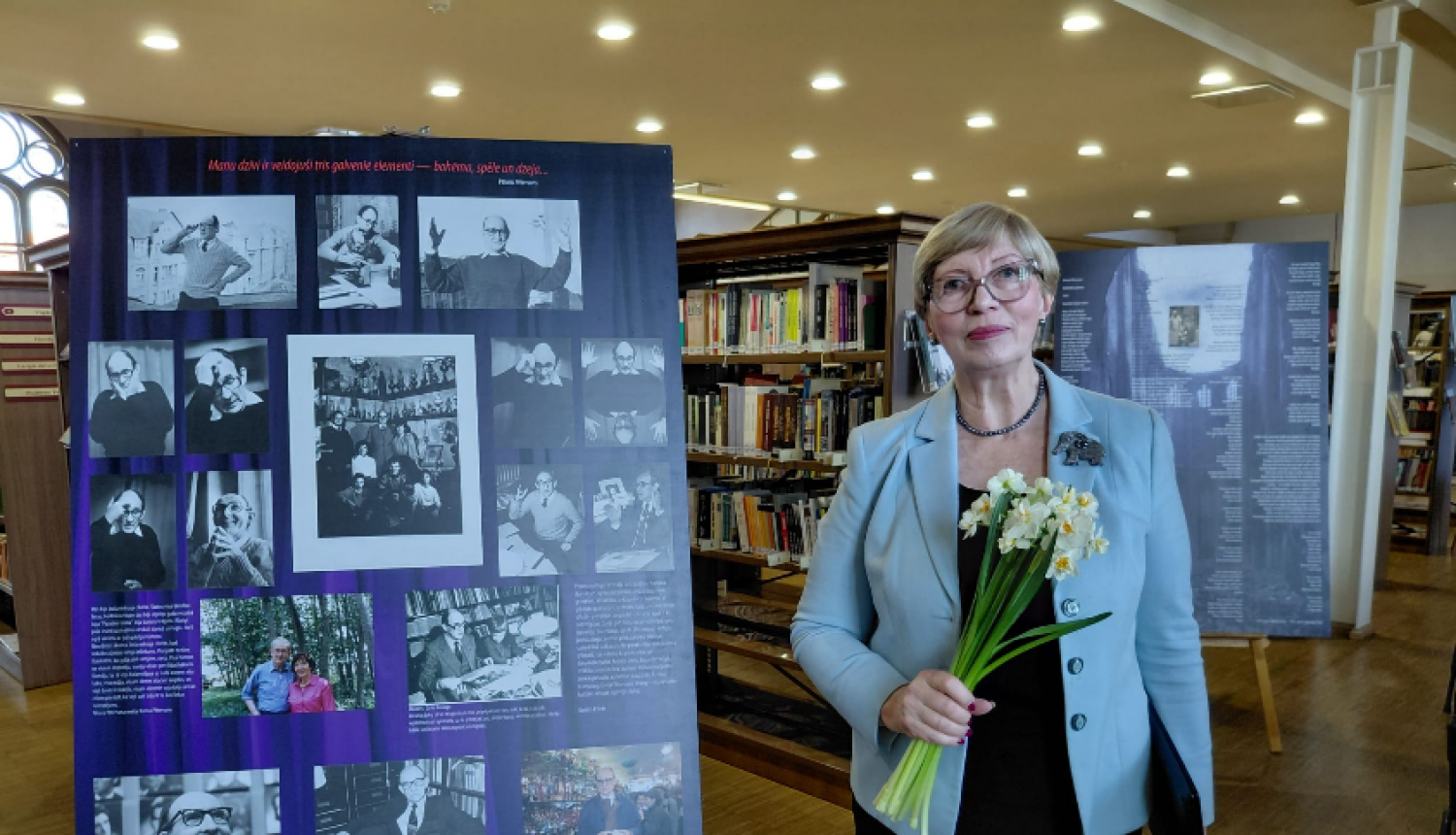 Krāsaina  bilde, LNA izstādes atklāšanā Pētera Pētersona meita Karīna Pētersone