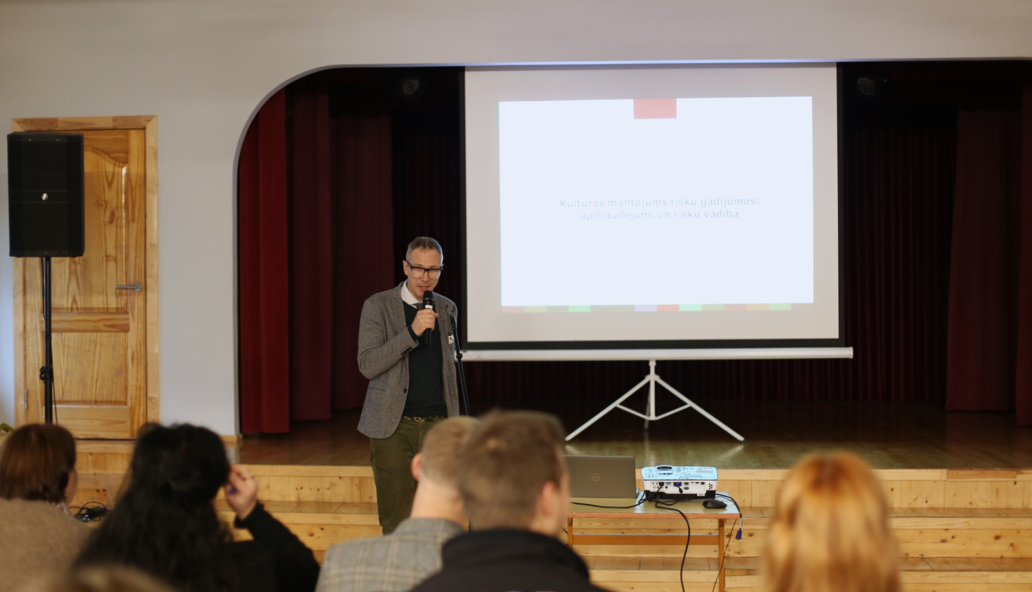 Krāsaina bilde, LNA direktora vietnieks Gatis Karlsons vada lekciju un praktiskās apmācības Latvijas Nacionālā  kultūras centra rīkotajā seminārā “Kopienu informētība un prevencija drošībai potenciālu risku, katastrofu un militāru konfliktu situācijās”