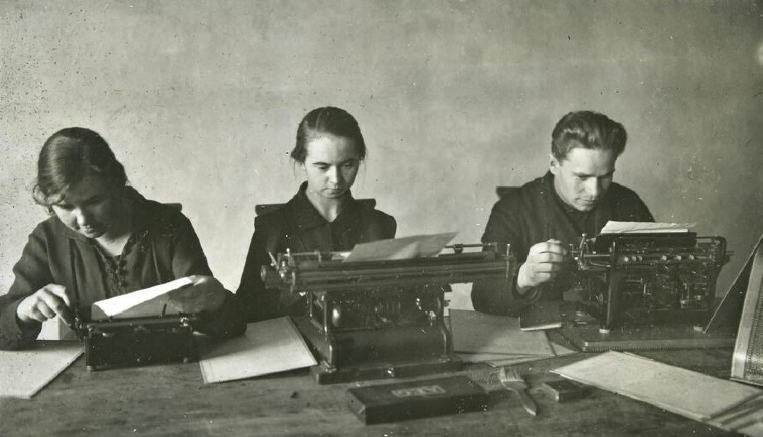 Melnbalta bilde, ilustratīvs attēls no LNA krājuma, divas meitenes un puisis drukā uz rakstāmmašīnām