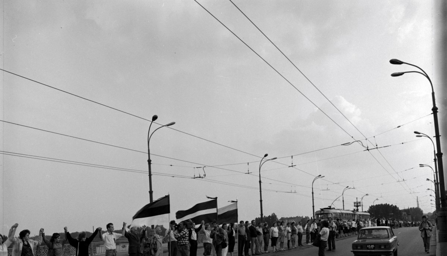 Melnbalta bilde, Latvijas Tautas frontes, Igaunijas Tautas frontes un Lietuvas pārbūves kustības "Sojūdis" rikotās protesta akcijas pret padomju okupāciju "Baltijas ceļš" dalībnieki uz Akmens tilta.