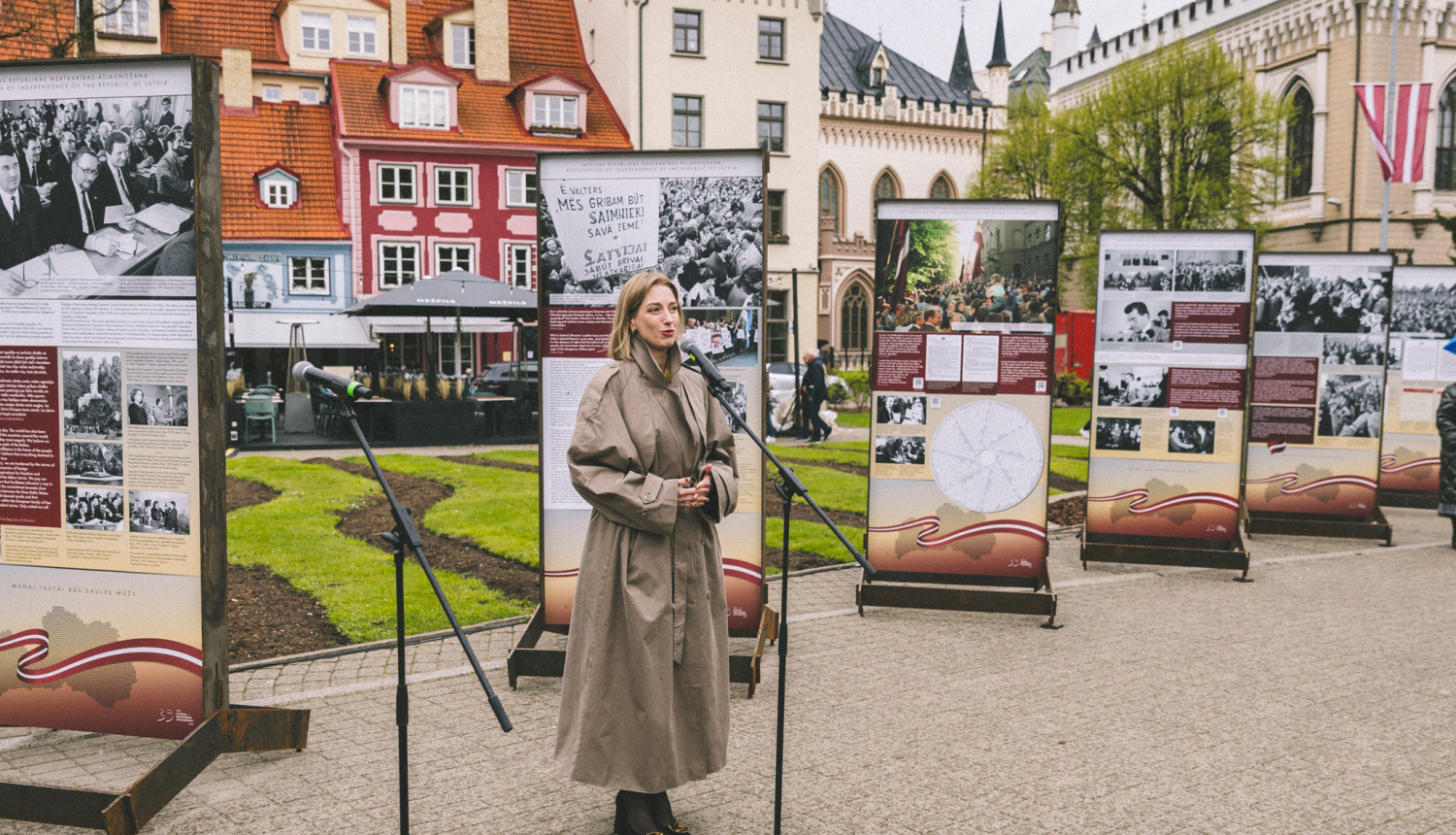Krāsaina bilde, LNA izstādes "Esam brīvi, neatkarīgi” atklāšana – atzīmējot deklarācijas “Par Latvijas Republikas neatkarības atjaunošanu” 35. gadadienu, Foto: Oskars Artūrs Upenieks, KM