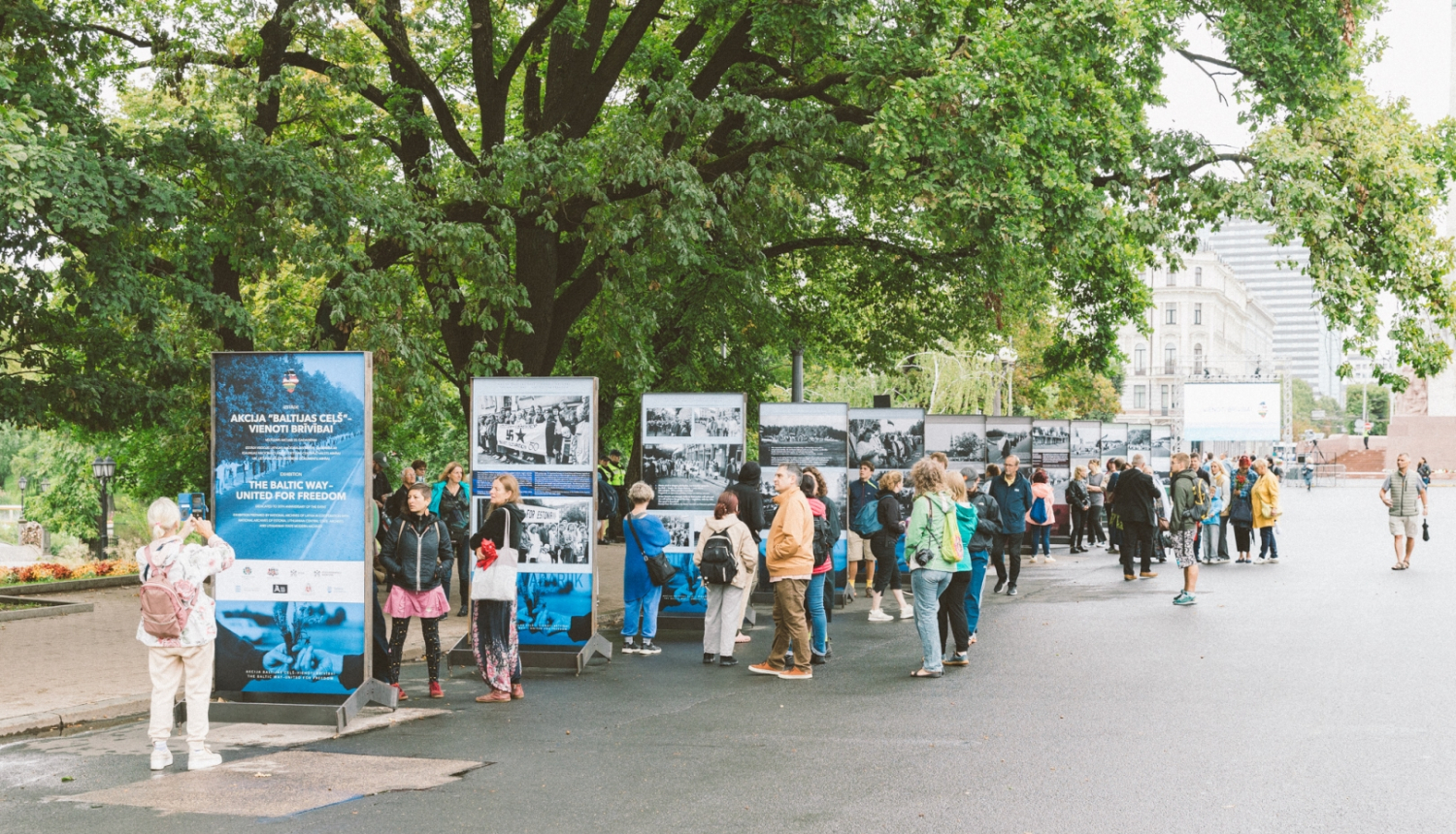 Krāsaina bilde, Izstādes AKCIJA “BALTIJAS CEĻŠ” – VIENOTI BRĪVĪBAI atklāšanas pasākums, fotogrāfs Oskars Artūrs Upenieks